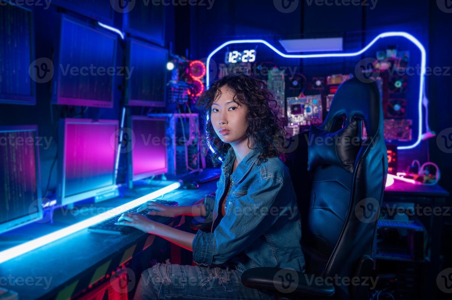 un asiático mujer programador es trabajando en su computadora habitación , futurista tecnología concepto foto