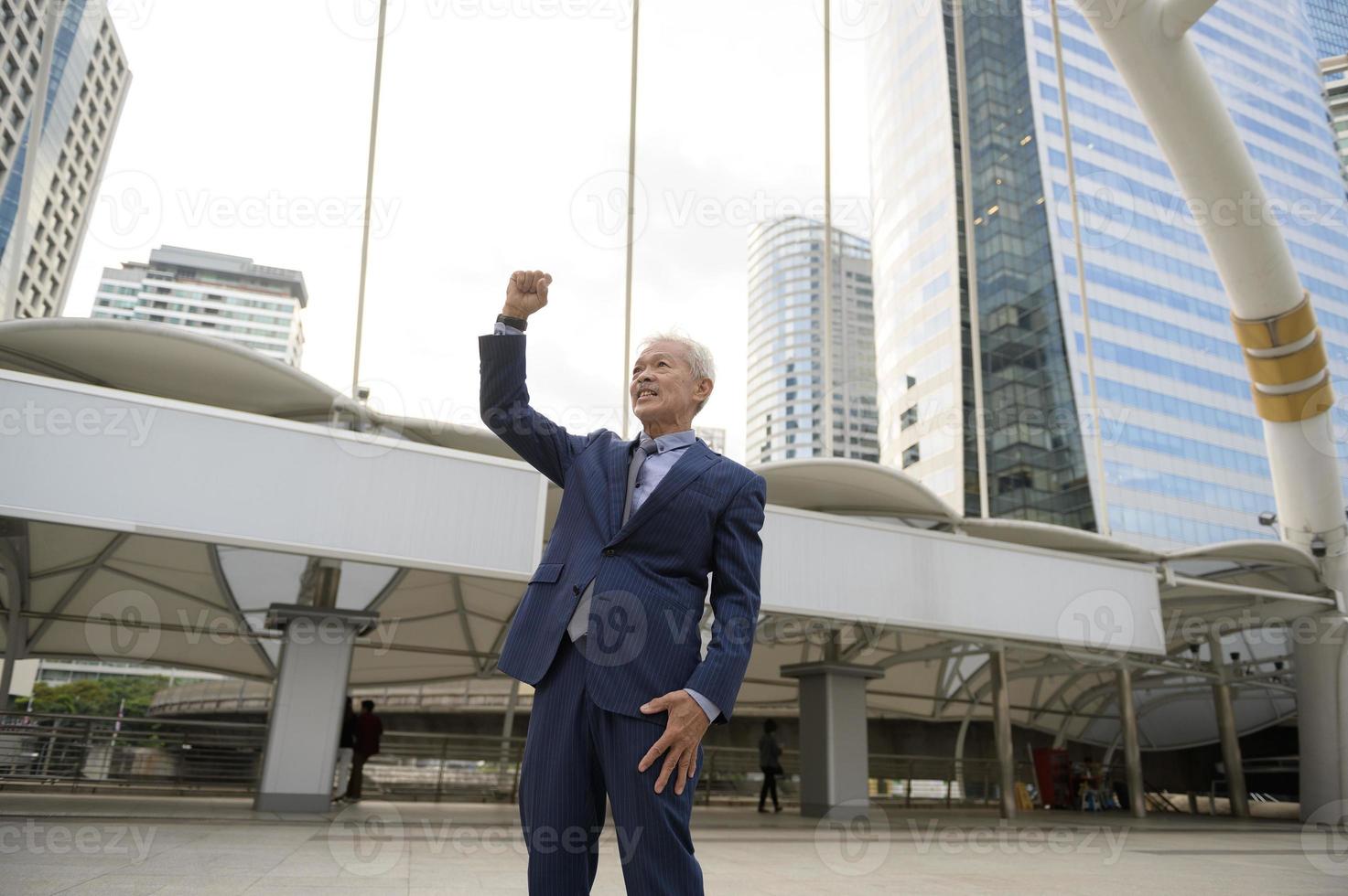 contento mayor empresario celebrando exitoso de proyecto en moderno ciudad foto