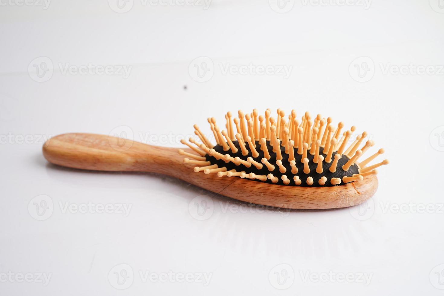 Caída de pérdida de cabello con cepillo de peine aislado sobre fondo blanco. foto