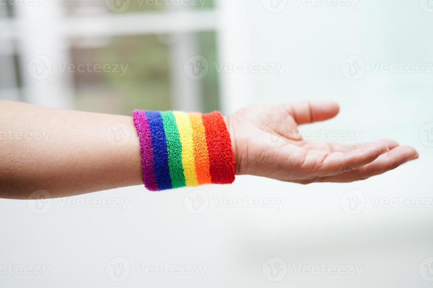 mujer asiática con bandera del arco iris, derechos de símbolos lgbt e igualdad de género, mes del orgullo lgbt en junio. foto