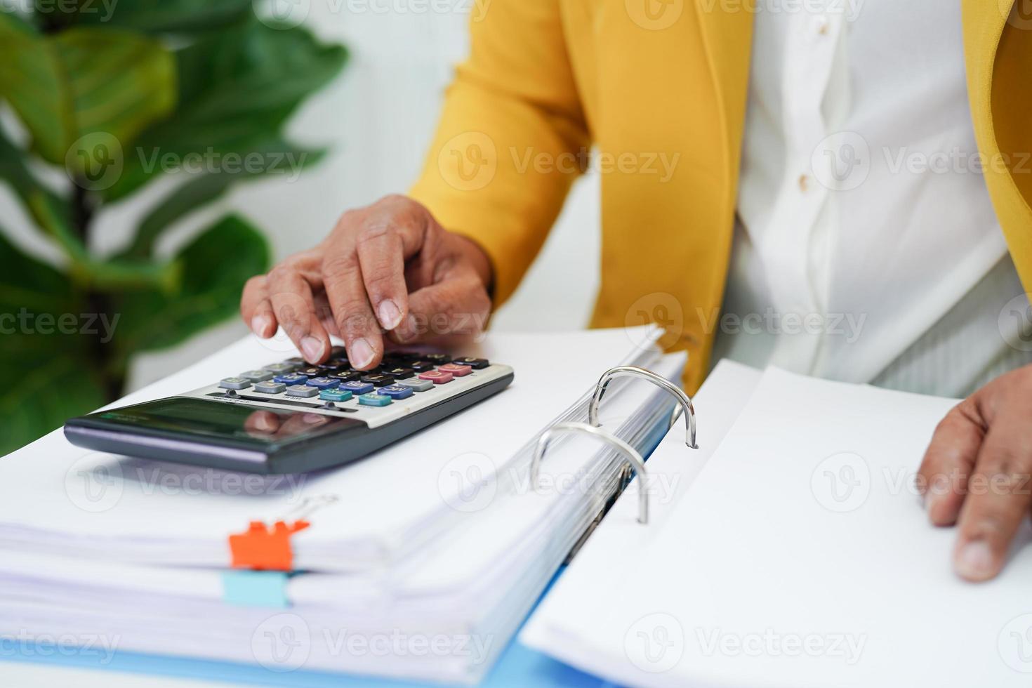 mujer de negocios ocupada trabajando con documentos en la oficina. foto