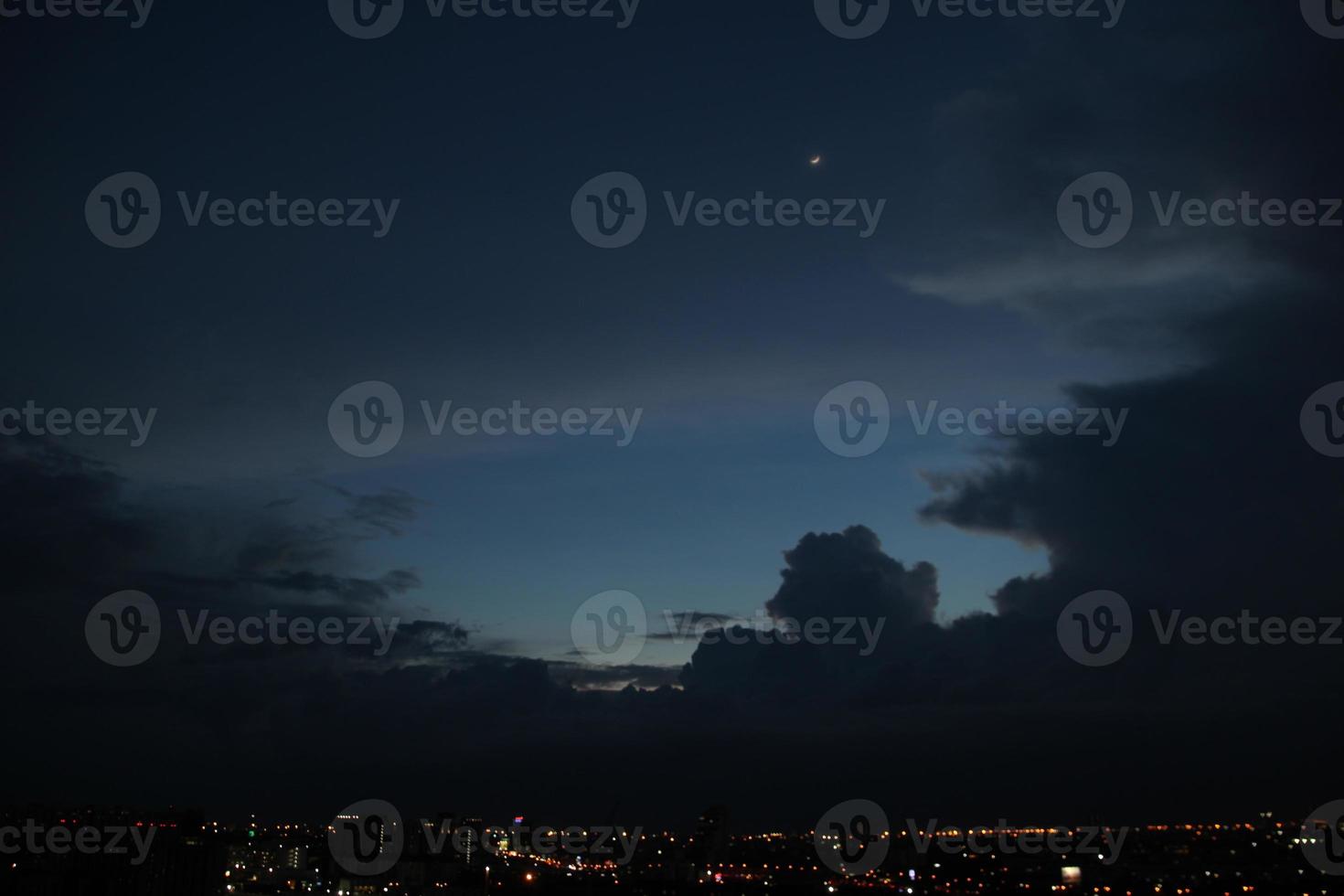 oscuro azul nube con blanco ligero Dom conjunto cielo antecedentes y ciudad ligero medianoche noche hora foto