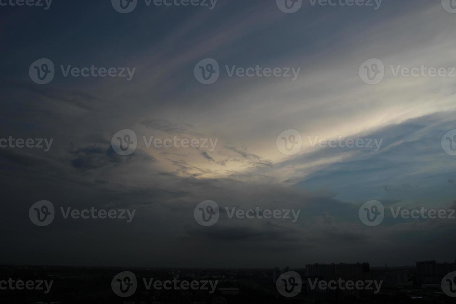 oscuro azul nube con blanco ligero Dom conjunto cielo antecedentes y ciudad ligero medianoche noche hora foto