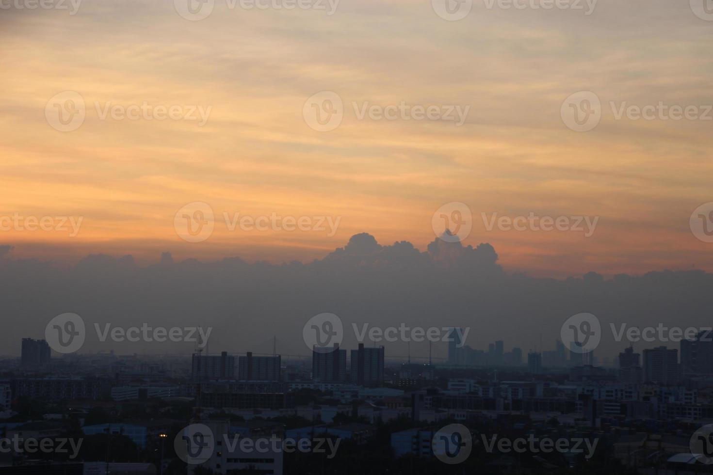 oscuro azul nube con blanco ligero puesta de sol cielo antecedentes y ciudad ligero medianoche noche hora foto