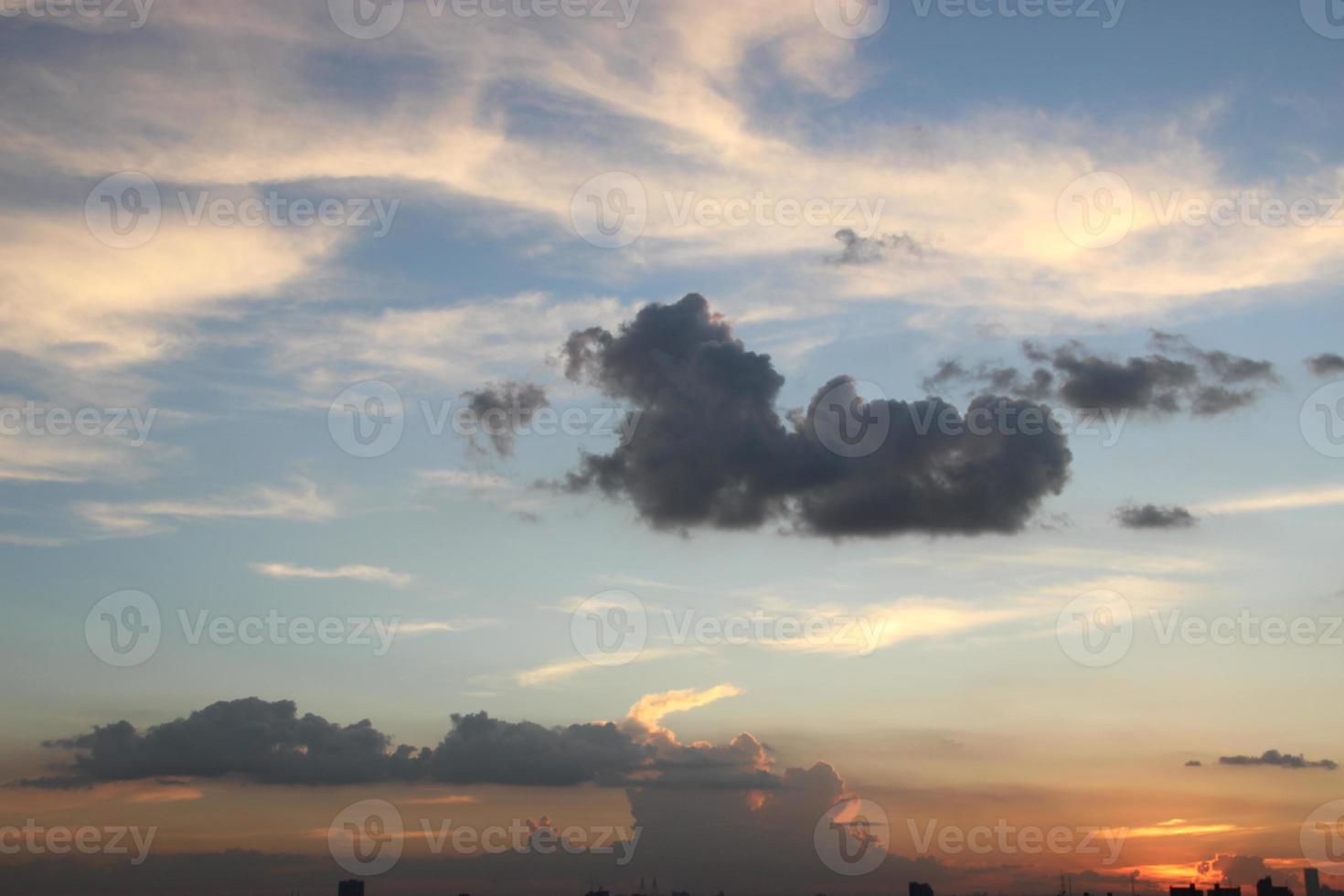 oscuro azul nube con blanco ligero Dom conjunto cielo antecedentes y ciudad ligero medianoche noche hora foto