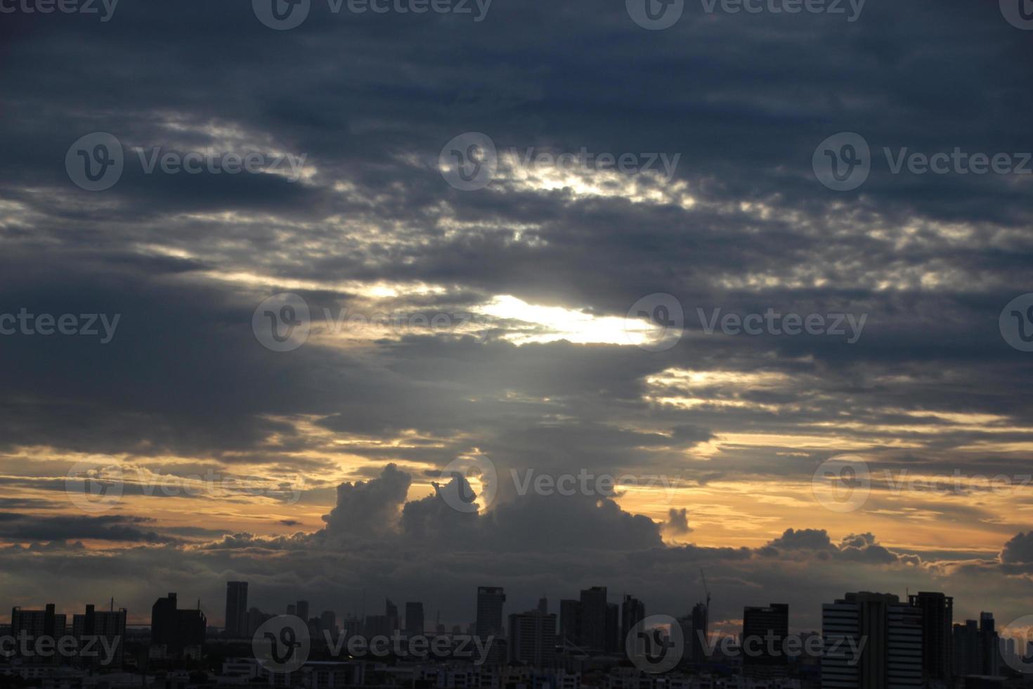 oscuro azul nube con blanco ligero Dom conjunto cielo antecedentes y ciudad ligero medianoche noche hora foto