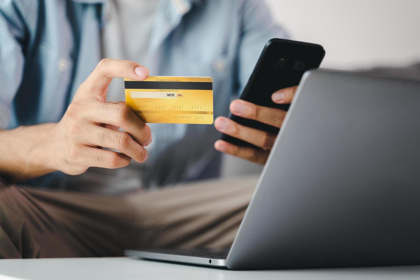 hombre utilizando crédito tarjeta y teléfono inteligente para en línea compras, Internet en línea bancario actas, comercio electrónico, gasto dinero. foto