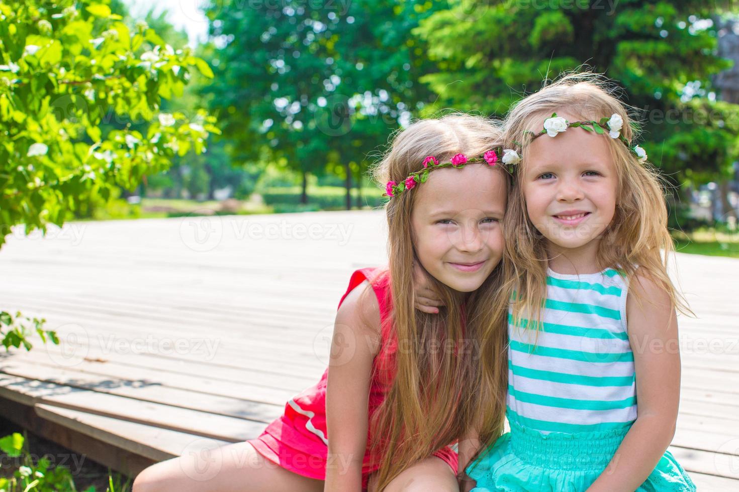 pequeño hermanas en el parque foto