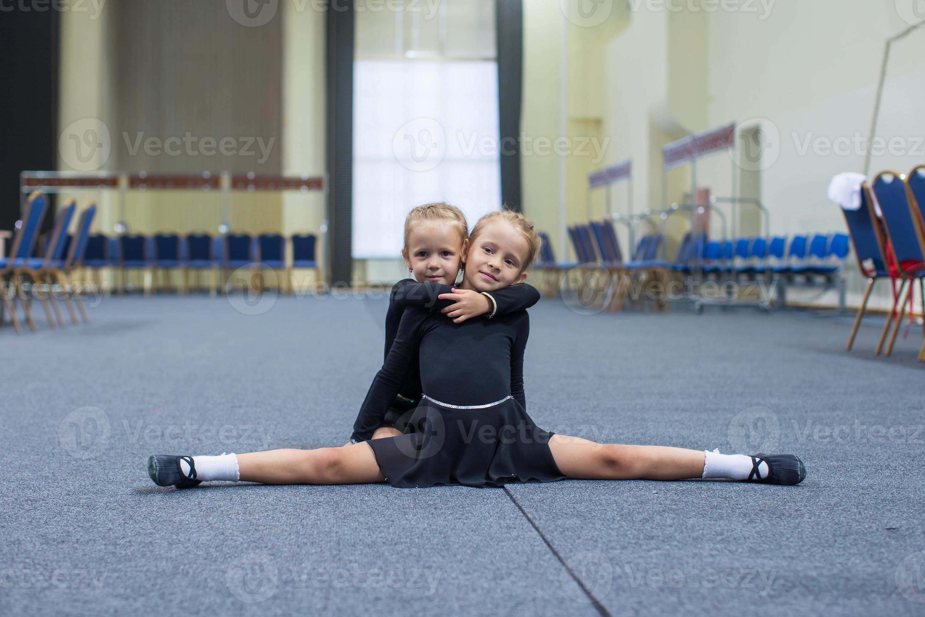 Little girls dancing ballet 20469264 Stock Photo at Vecteezy