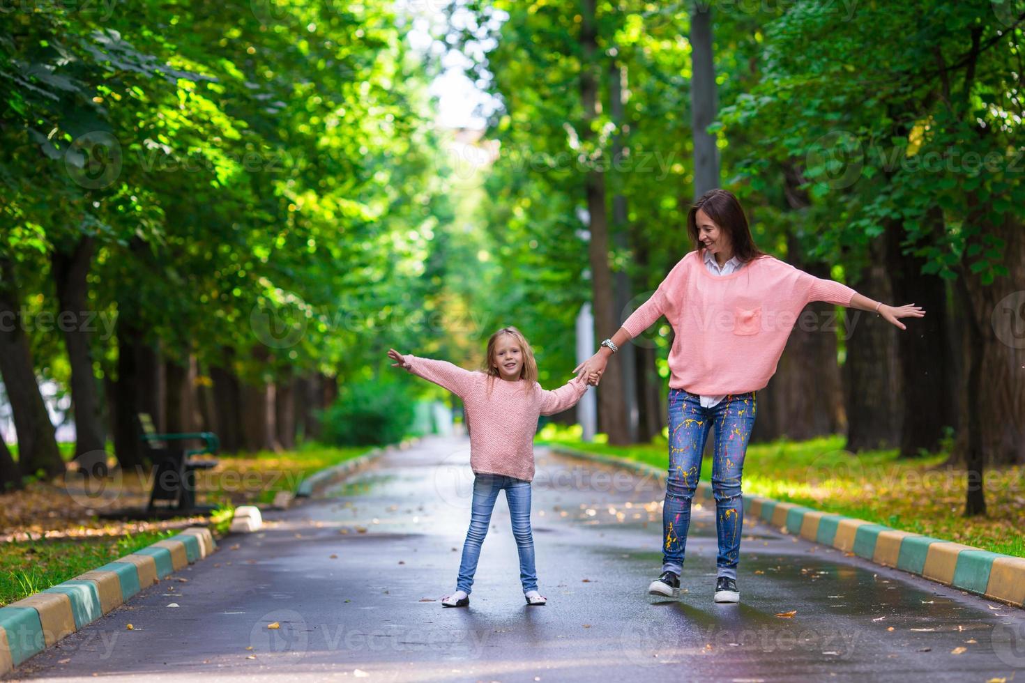 madre e hija en el parque foto