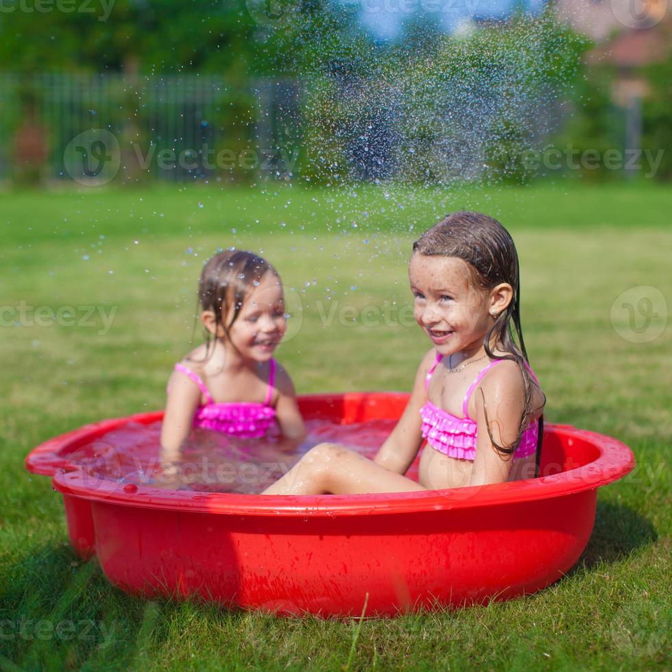 pequeño hermanas teniendo divertido en el verano foto