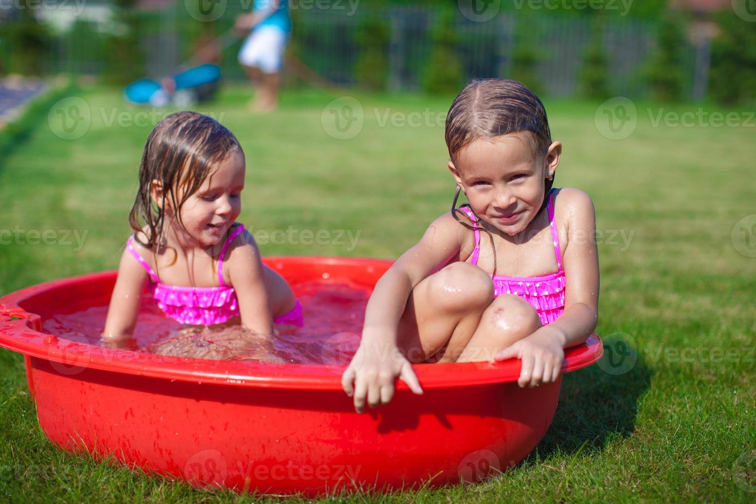 pequeño hermanas teniendo divertido en el verano foto