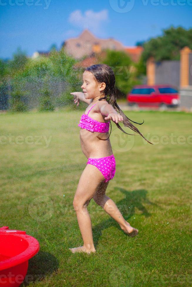 pequeño niña para verano divertido foto