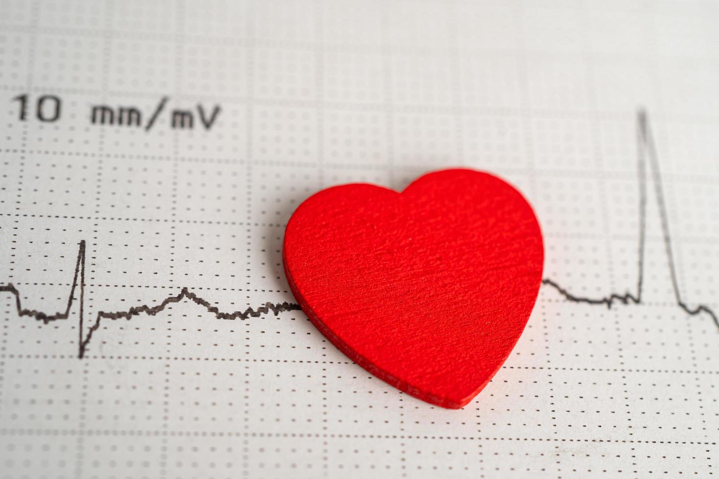 electrocardiograma, ecg con rojo corazón, corazón ola, corazón ataque, cardiograma informe. foto