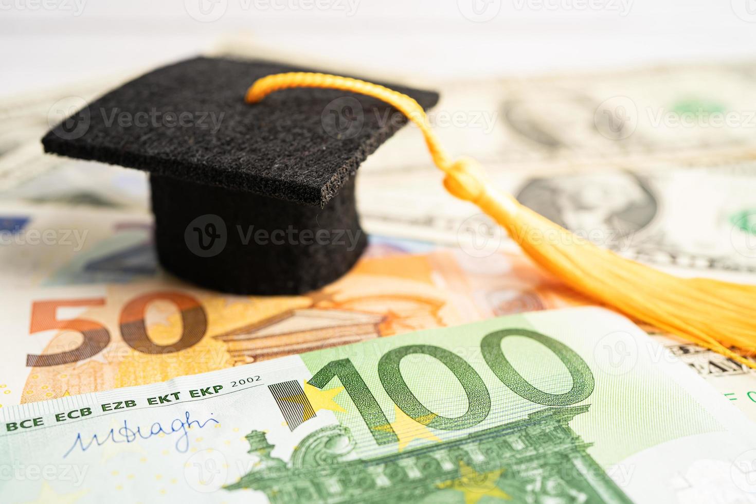 Sombrero de brecha de graduación en billetes de euro y dólar estadounidense, concepto de enseñanza de aprendizaje de tarifa de estudio de educación. foto