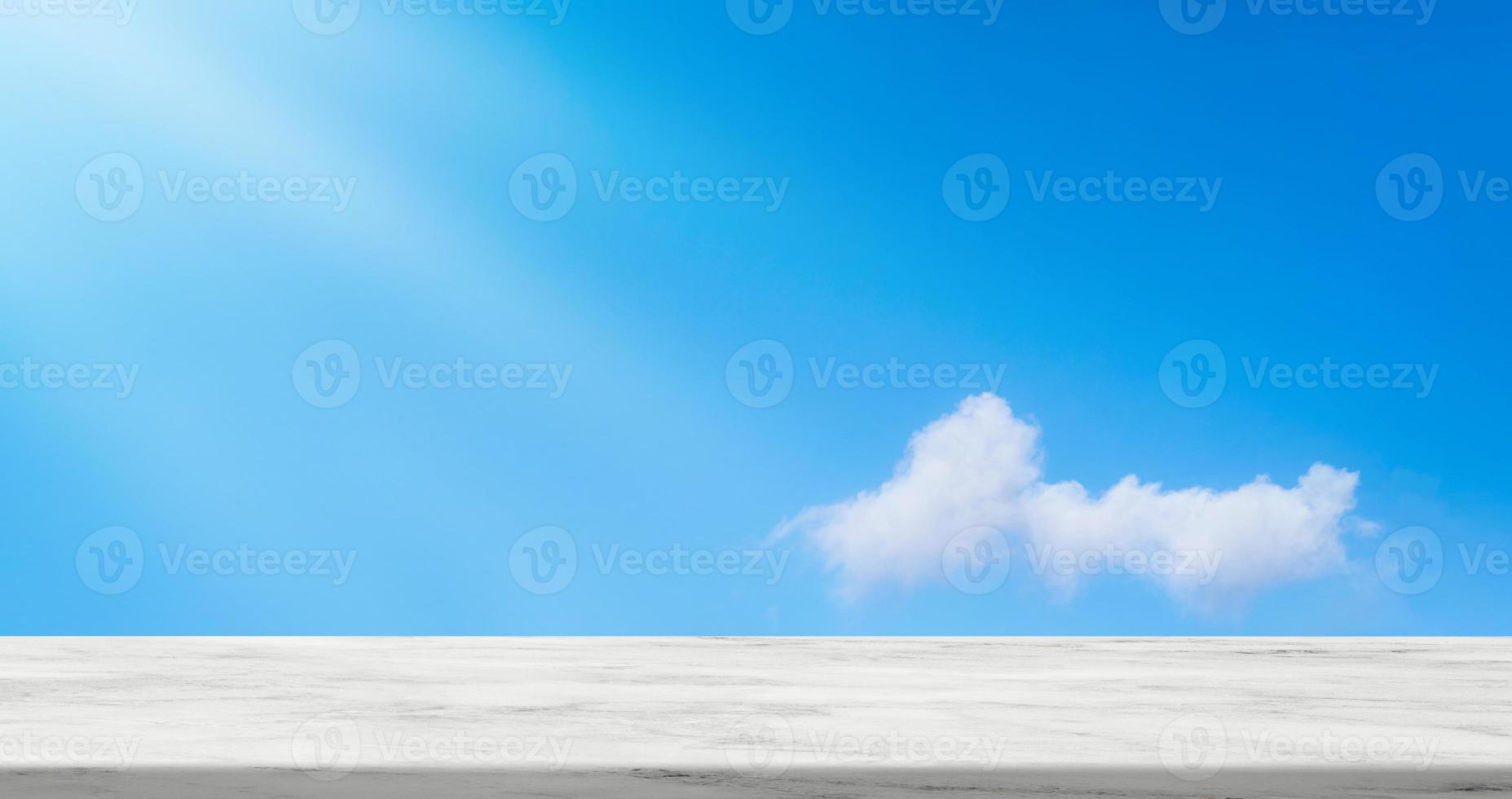 mármol parte superior mesa con mullido nube en azul cielo fondo, telón de fondo antecedentes horizonte bandera naturaleza lustroso mármol estante terminado hermosa naturaleza horizonte para primavera verano producto monitor presentación foto