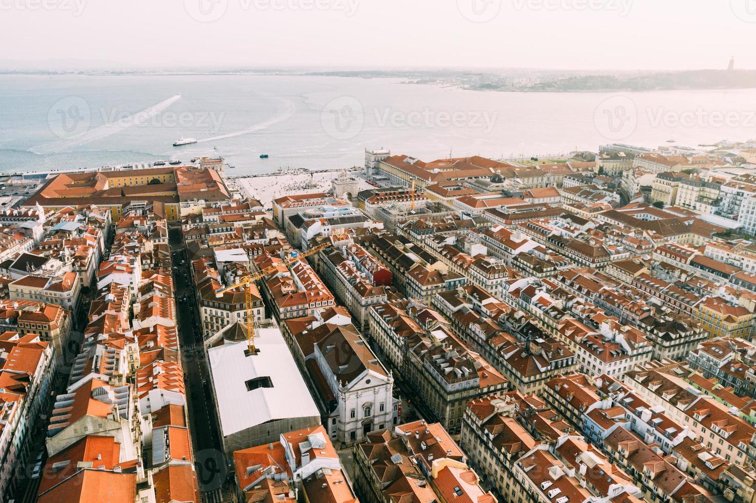 vista aérea de drones del distrito de baixa en lisboa, portugal, con los principales puntos de referencia visibles foto