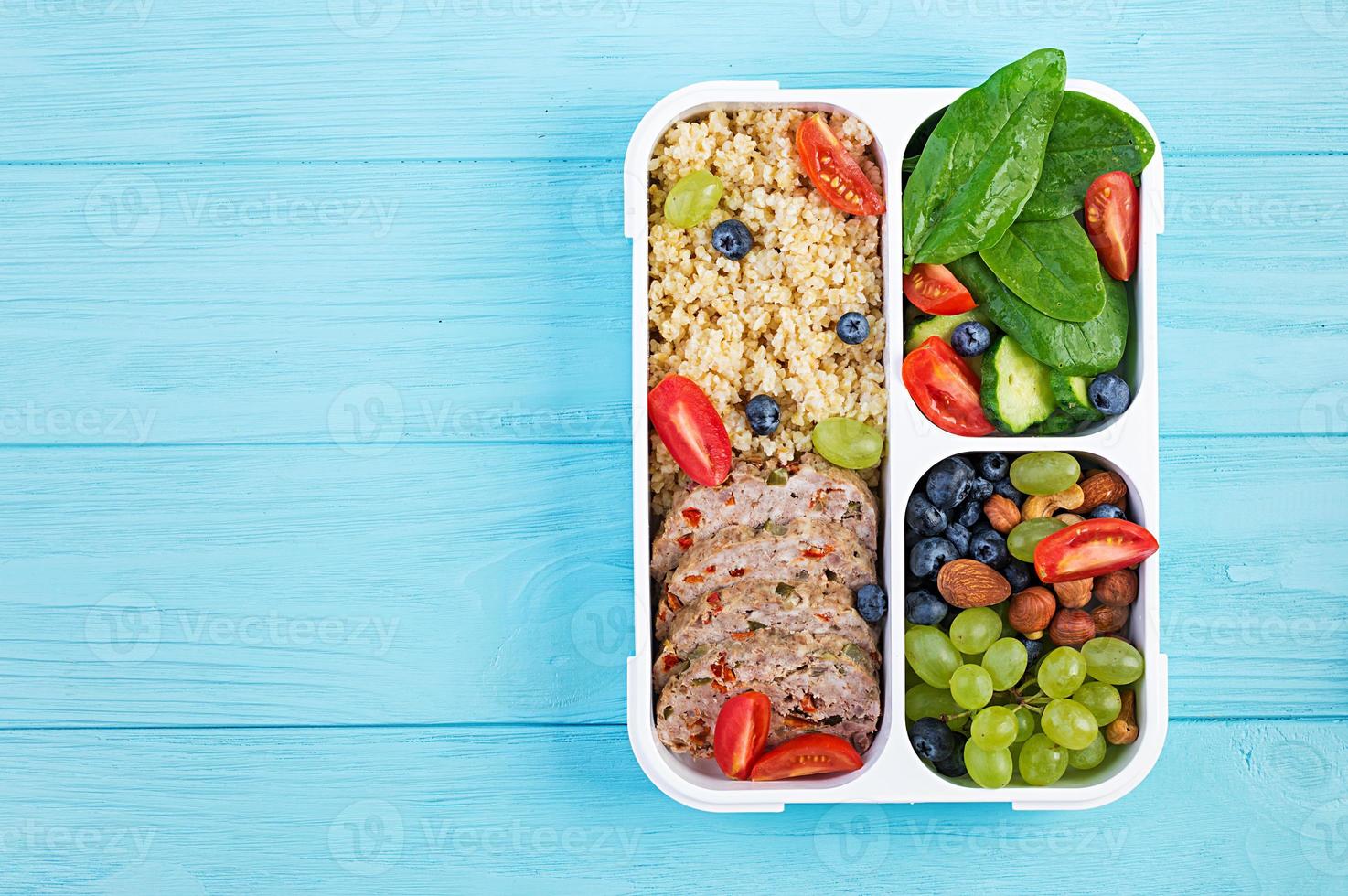 almuerzo caja pastel de carne, bulgur, nueces, tomate y baya. sano aptitud alimento. tomar lejos. caja de almuerzo. parte superior ver foto