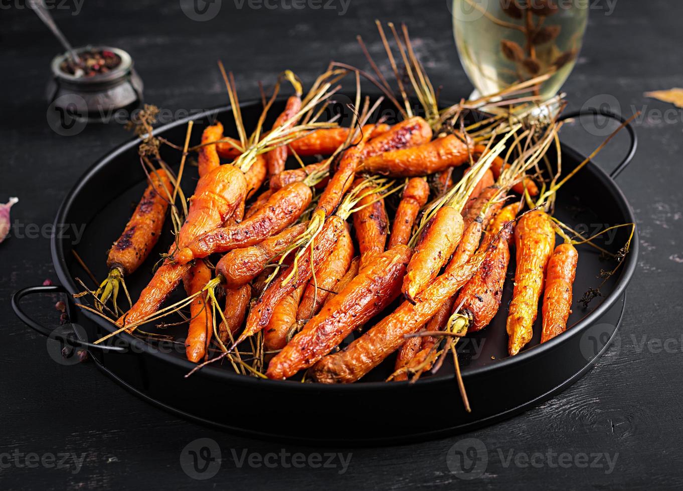 zanahorias orgánicas al horno con tomillo, miel y limón. comida vegana orgánica. foto