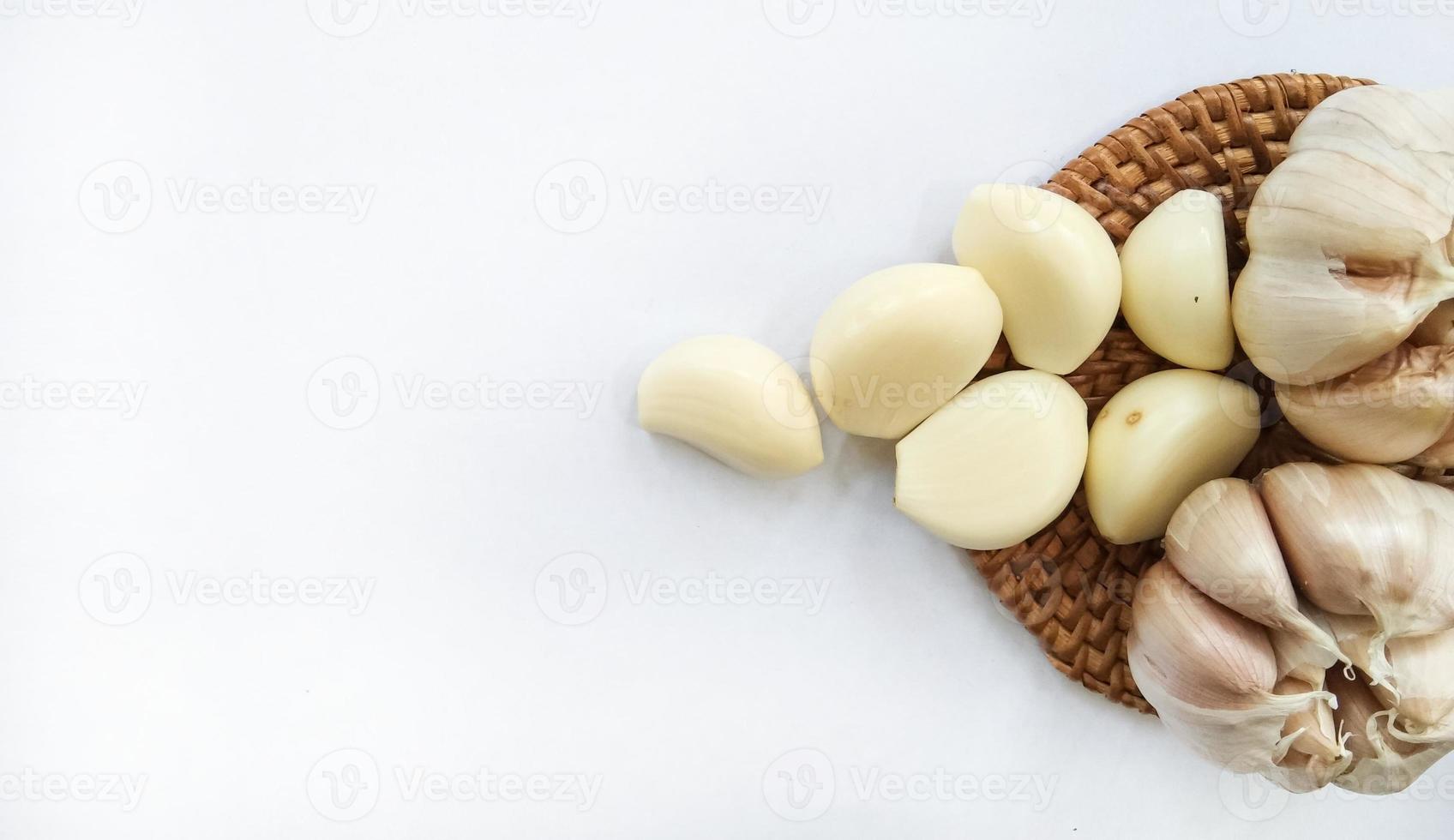 whole and peeled garlic photo