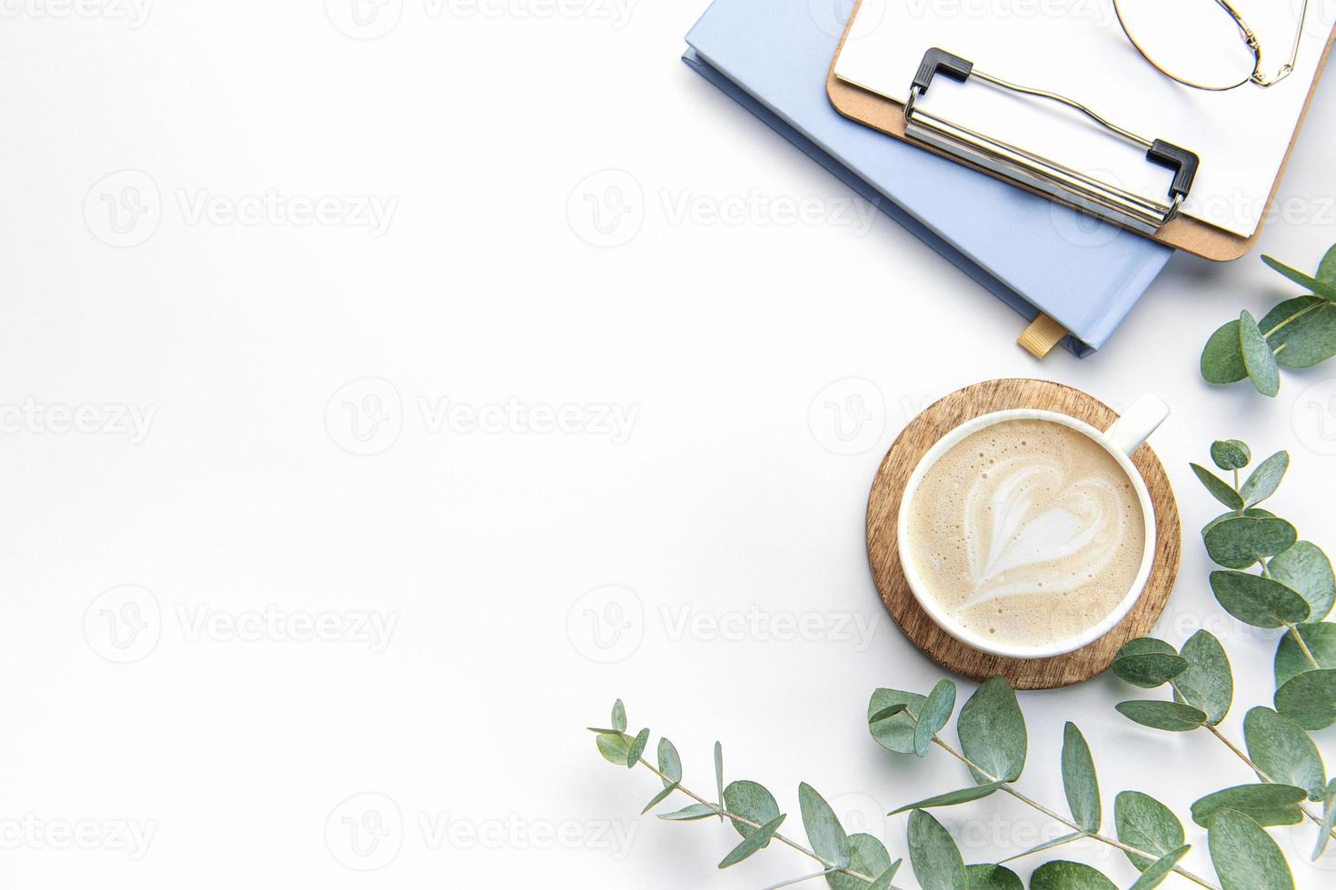 moderno blanco oficina escritorio mesa con computadora portátil, cuaderno y otro suministros. foto