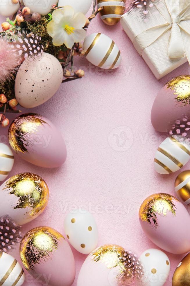 Pascua de Resurrección dorado huevos, regalo caja y decoraciones en rosado antecedentes. foto