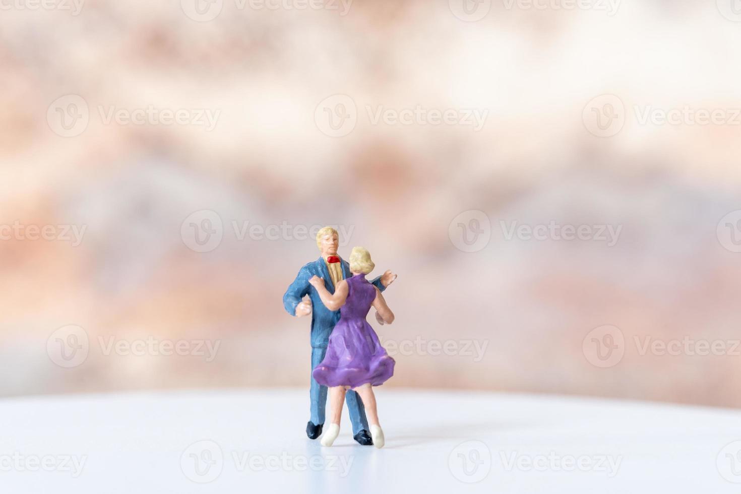 miniatura Pareja bailando en danza piso , internacional danza día concepto foto