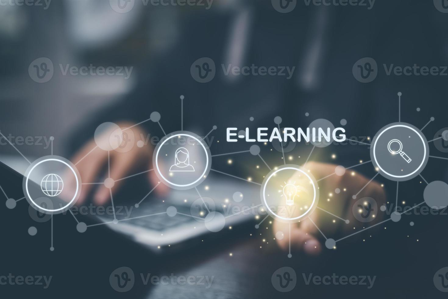 Concepto de educación e-learning, icono de educación en línea táctil de la mano del hombre de negocios en la pantalla virtual. lecciones de Internet y seminarios web en línea, lecciones en línea en una pantalla digital. tecnología de Internet de educación. foto