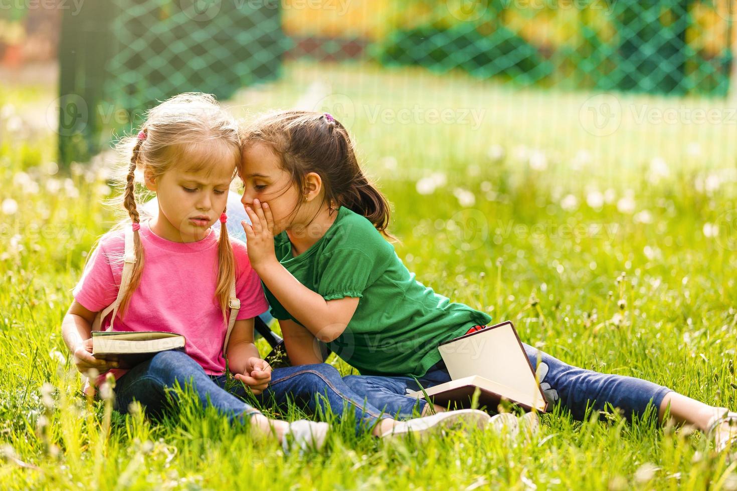 dos muchachas en colegio estudiando a el parque foto