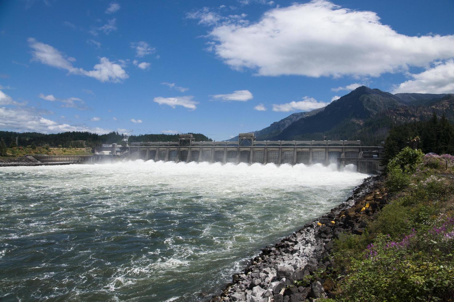 represa en columna río debajo el azul cielo foto