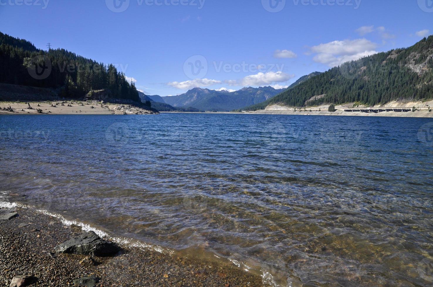 lago con claro agua y hermosa alrededores foto