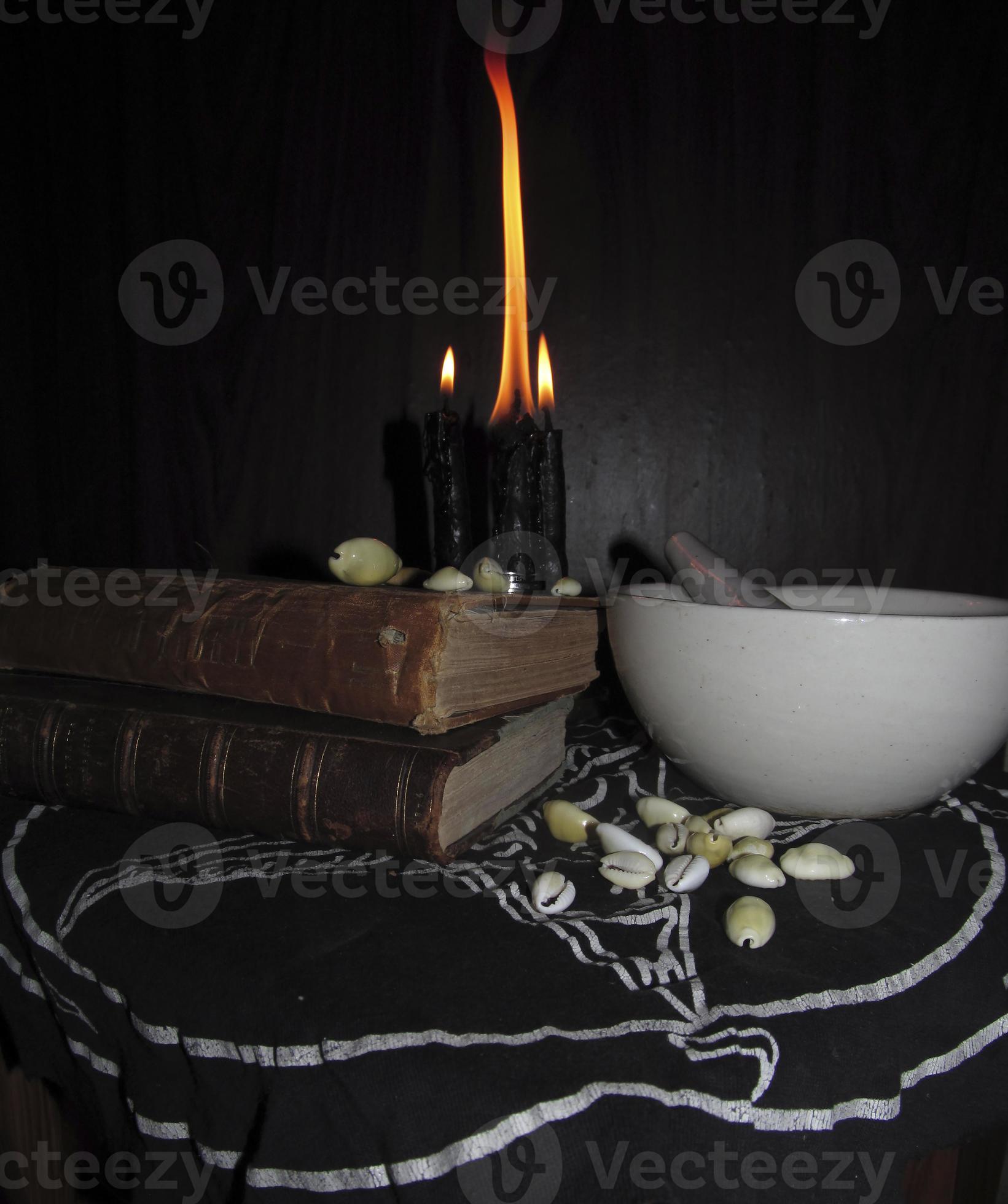 Cierre de velas negras encendidas en el altar de brujas. Fondo