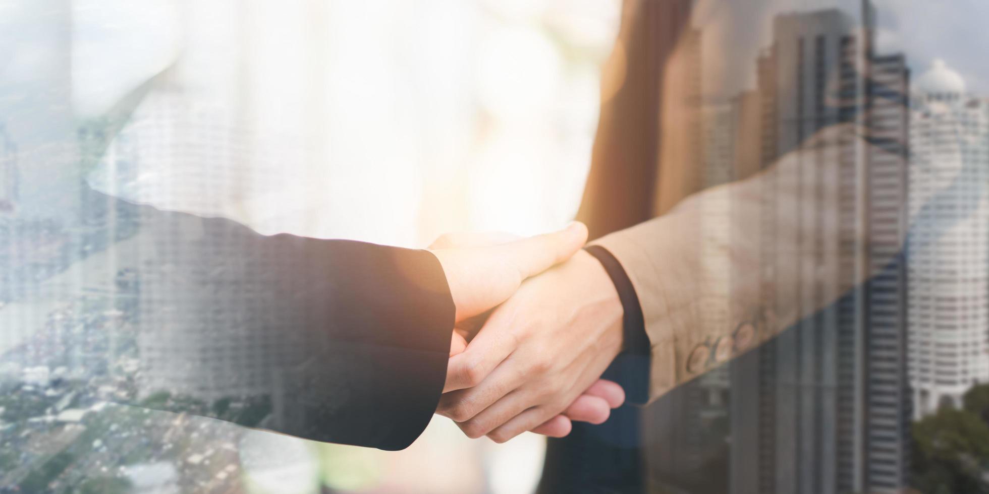 hombres de negocios dándose la mano para indicar un negocio, gestión exitosa de contratos de la empresa, firma de un acuerdo, socio comercial, nuevas oportunidades para el futuro de la industria, empresa conjunta foto