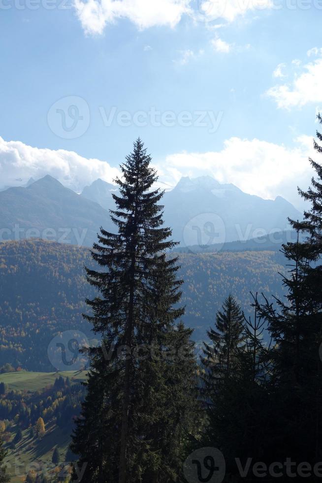 senderismo en los alpes suizos foto