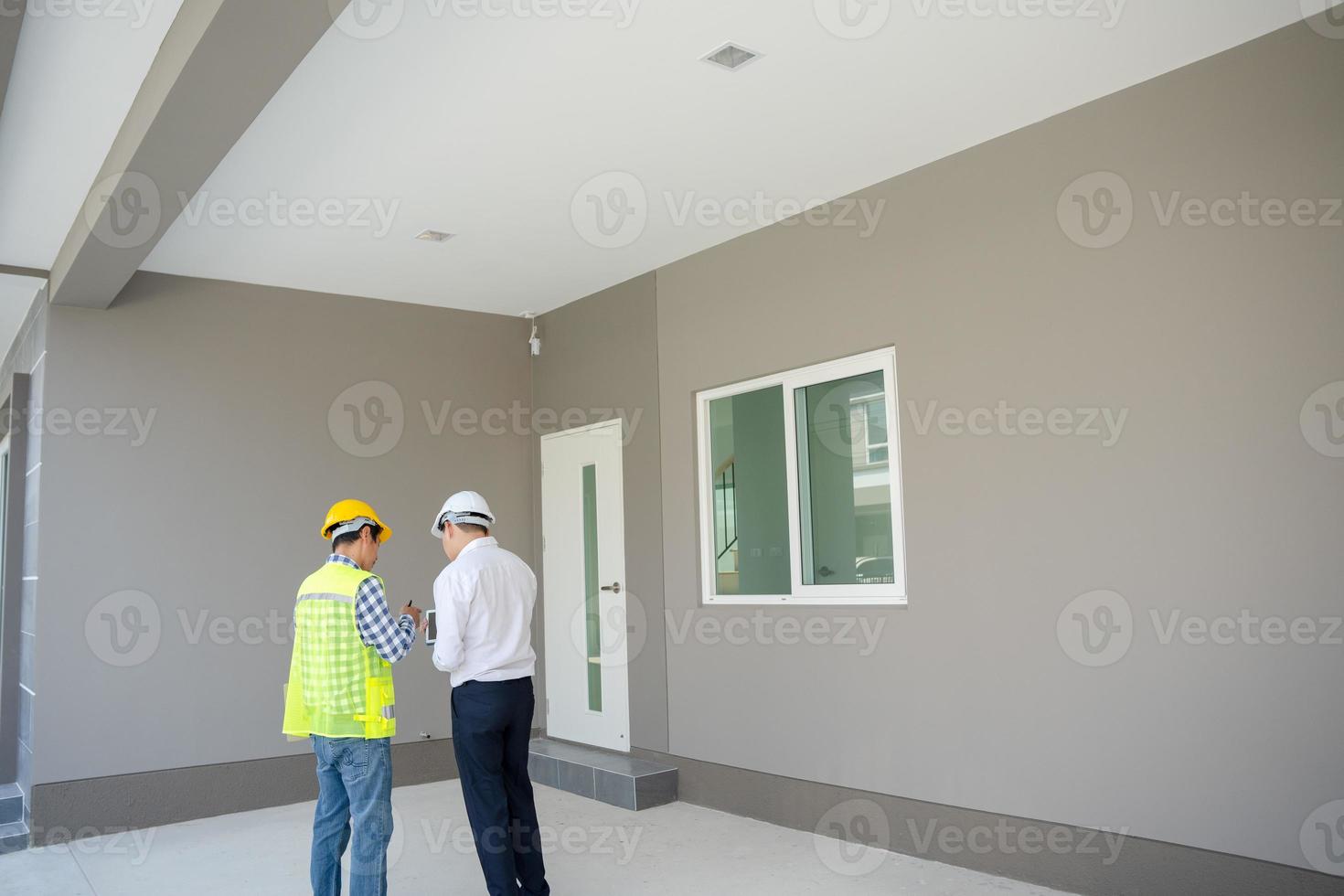 inspector ingeniero y propietario proyecto es inspeccionando construcción y calidad garantía nuevo casa. ingenieros o arquitectos o contactor trabajo a construir el casa antes de entrega eso terminado a el dueño de casa foto