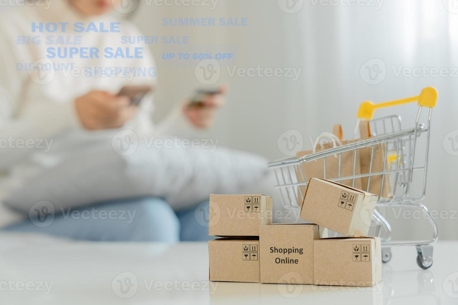 mujer utilizando teléfono inteligente para en línea compras a hogar. permanecer hogar, tecnología, electrónico comercio, Internet, mercado lugar, final o verano o grande venta, pago, descuento para crédito, oferta, bajo precio foto