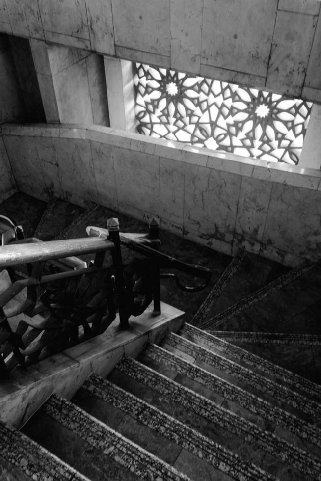 el interior escalera de el majestuoso a estaño mezquita a Indonesia foto