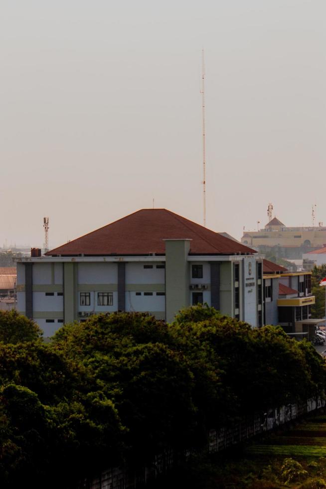 moderno oficina edificio en el ciudad con azul cielo foto