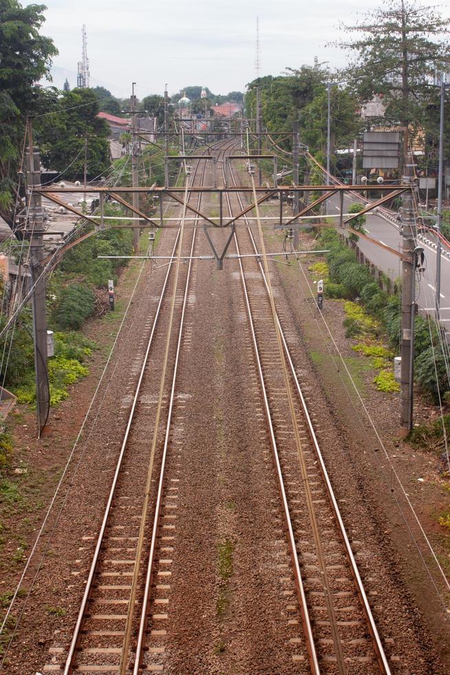 ferrocarril pistas en el centrar de el ciudad foto