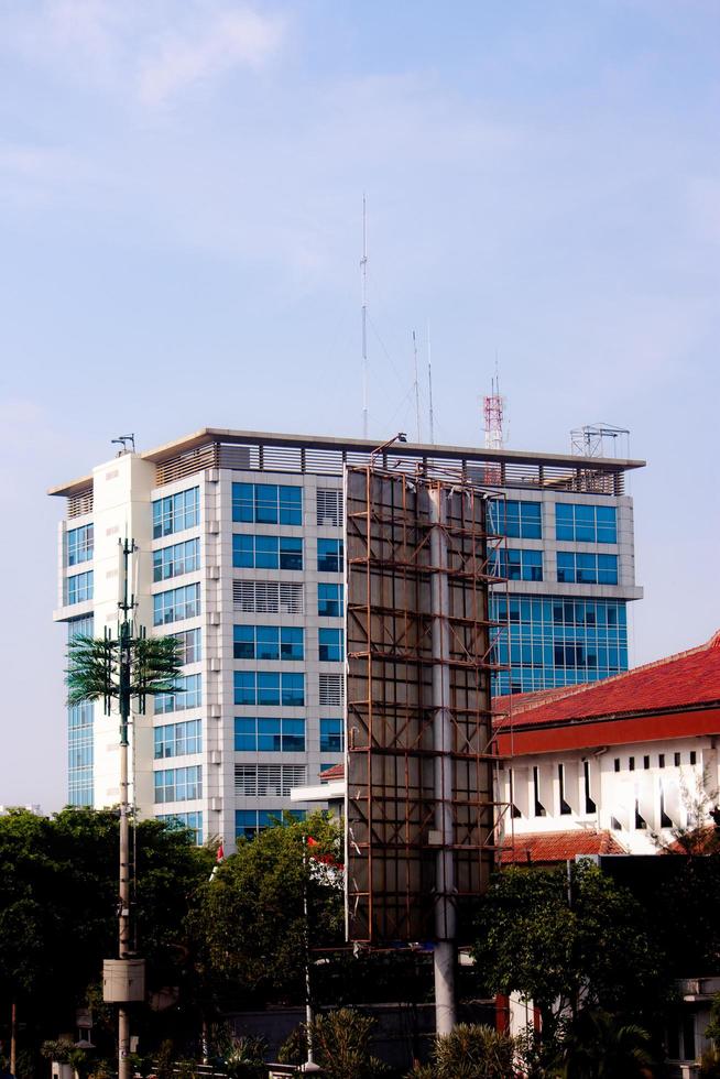 moderno oficina edificio en el ciudad con azul cielo foto