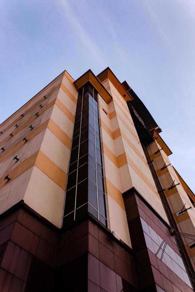 moderno oficina edificio en el ciudad con azul cielo foto