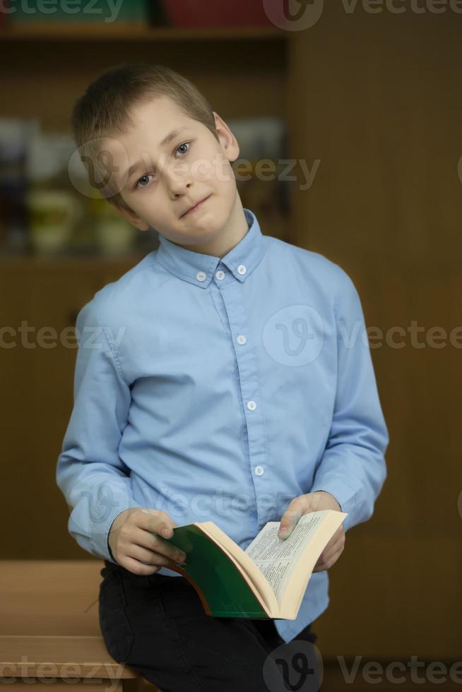 colegial, medio colegio estudiante con un libro. foto