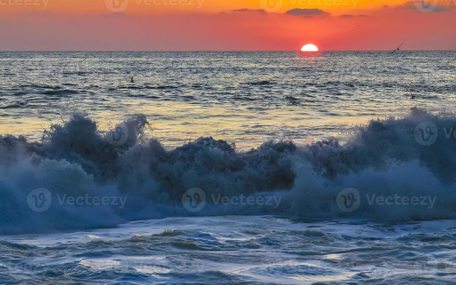 colorido atardecer dorado gran ola y playa puerto escondido mexico. foto