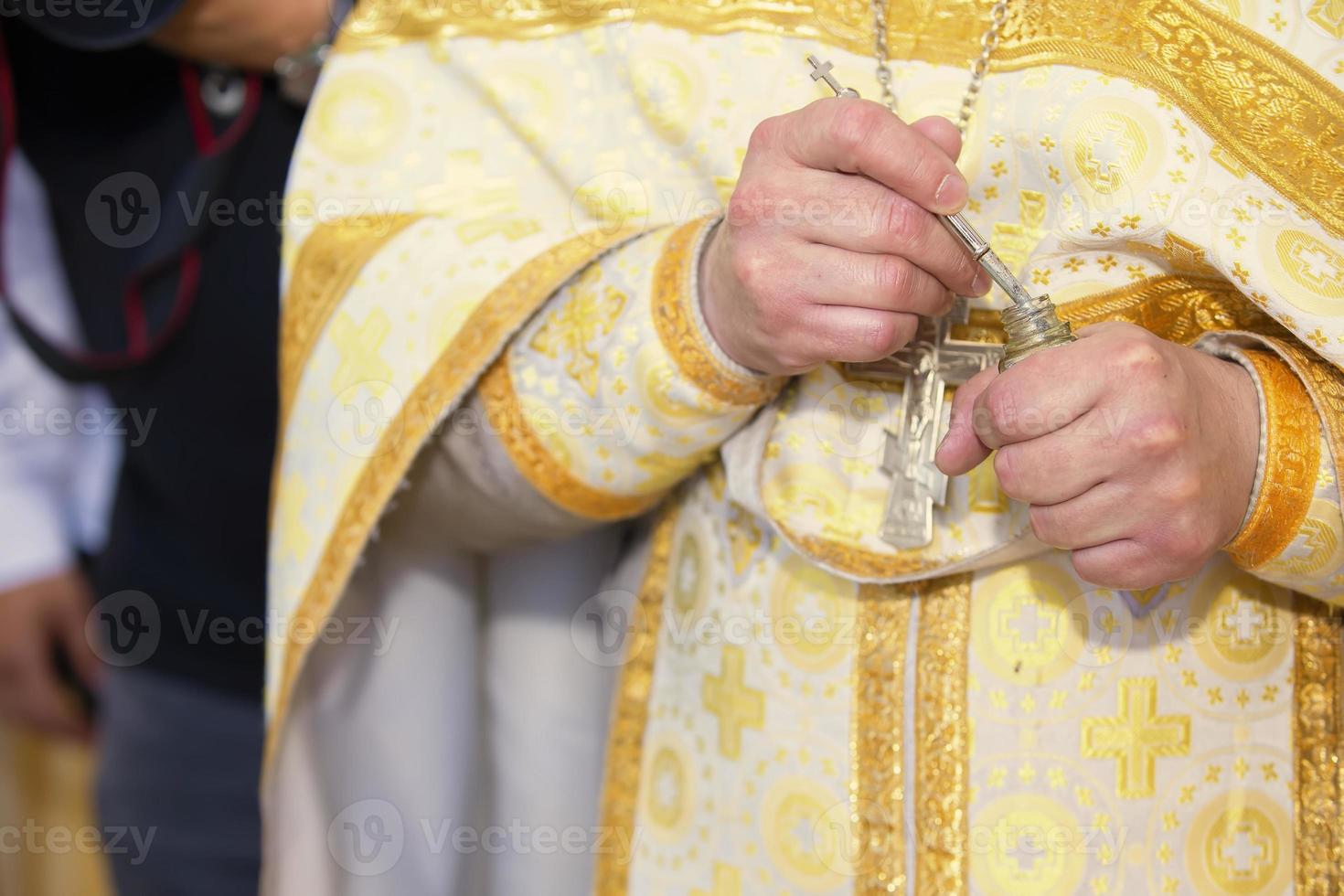 manos de un ortodoxo sacerdote con incienso. fe y religión. foto