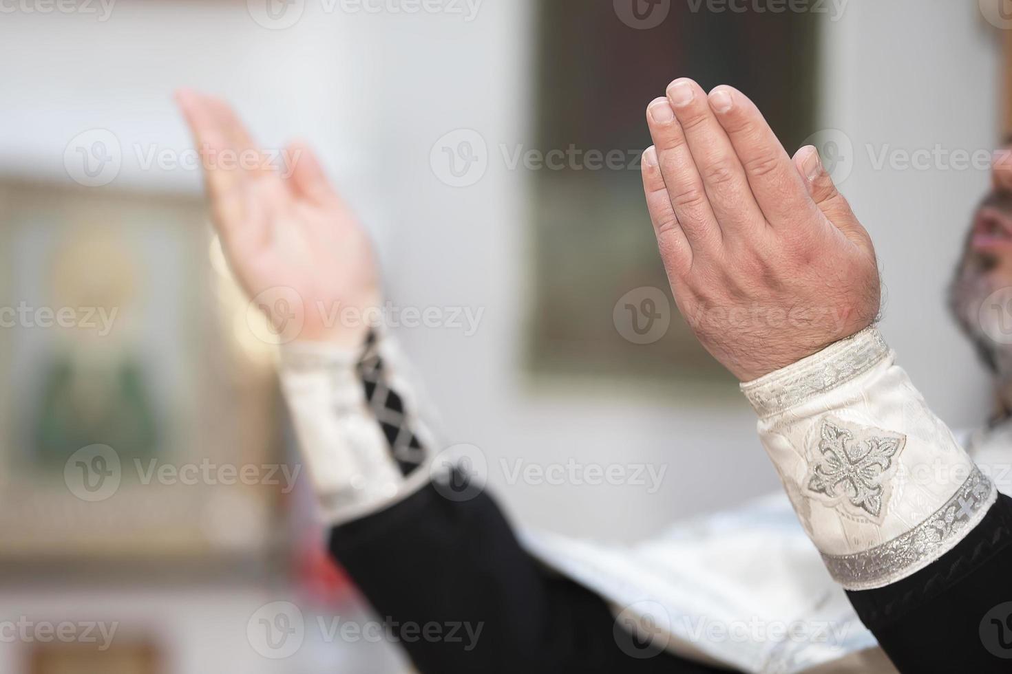 manos de sacerdotes durante masa, oración. foto