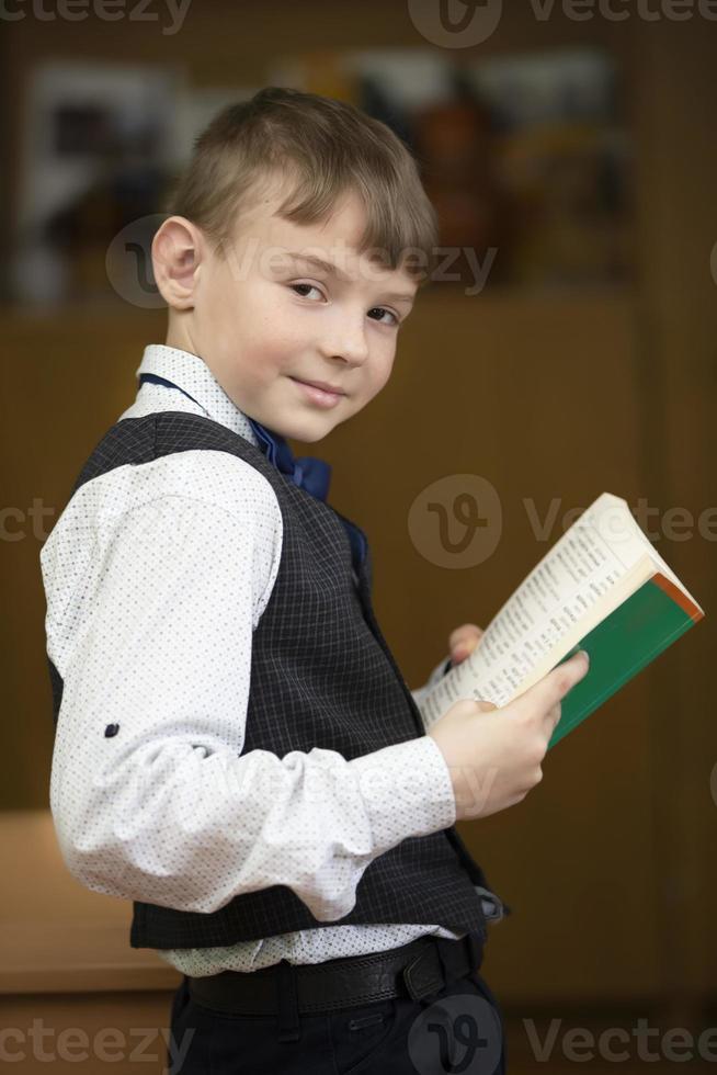 colegial, medio colegio estudiante con un libro. foto