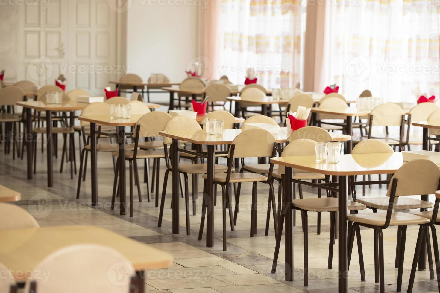 cafetería o cantina interior. colegio cafetería. fábrica cantina con sillas y mesas, nadie. moderno cafetería interior. limpiar cantina en moderno escuela. almuerzo habitación foto