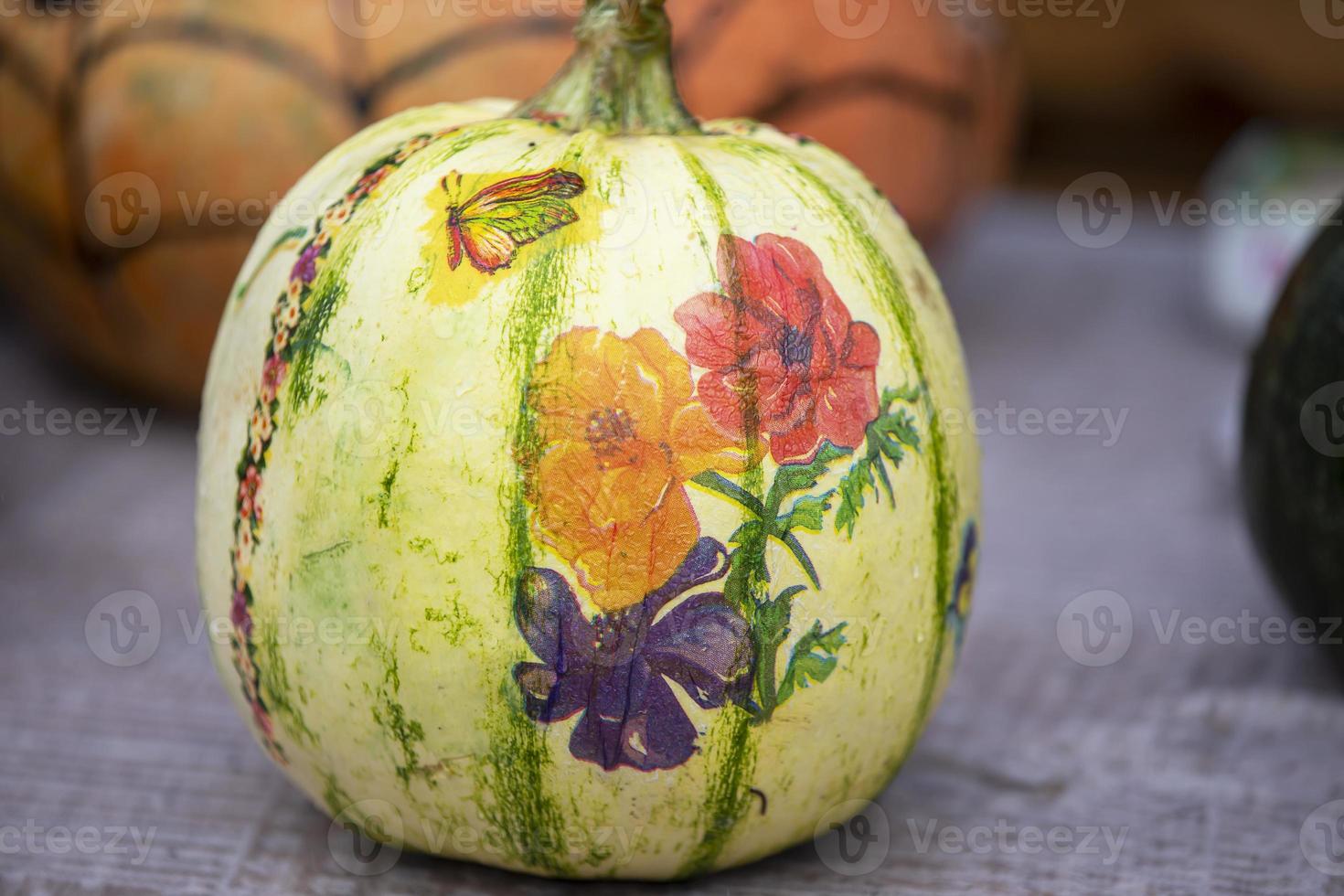 un creativo Víspera de Todos los Santos calabaza con un tipo y linda modelo. foto