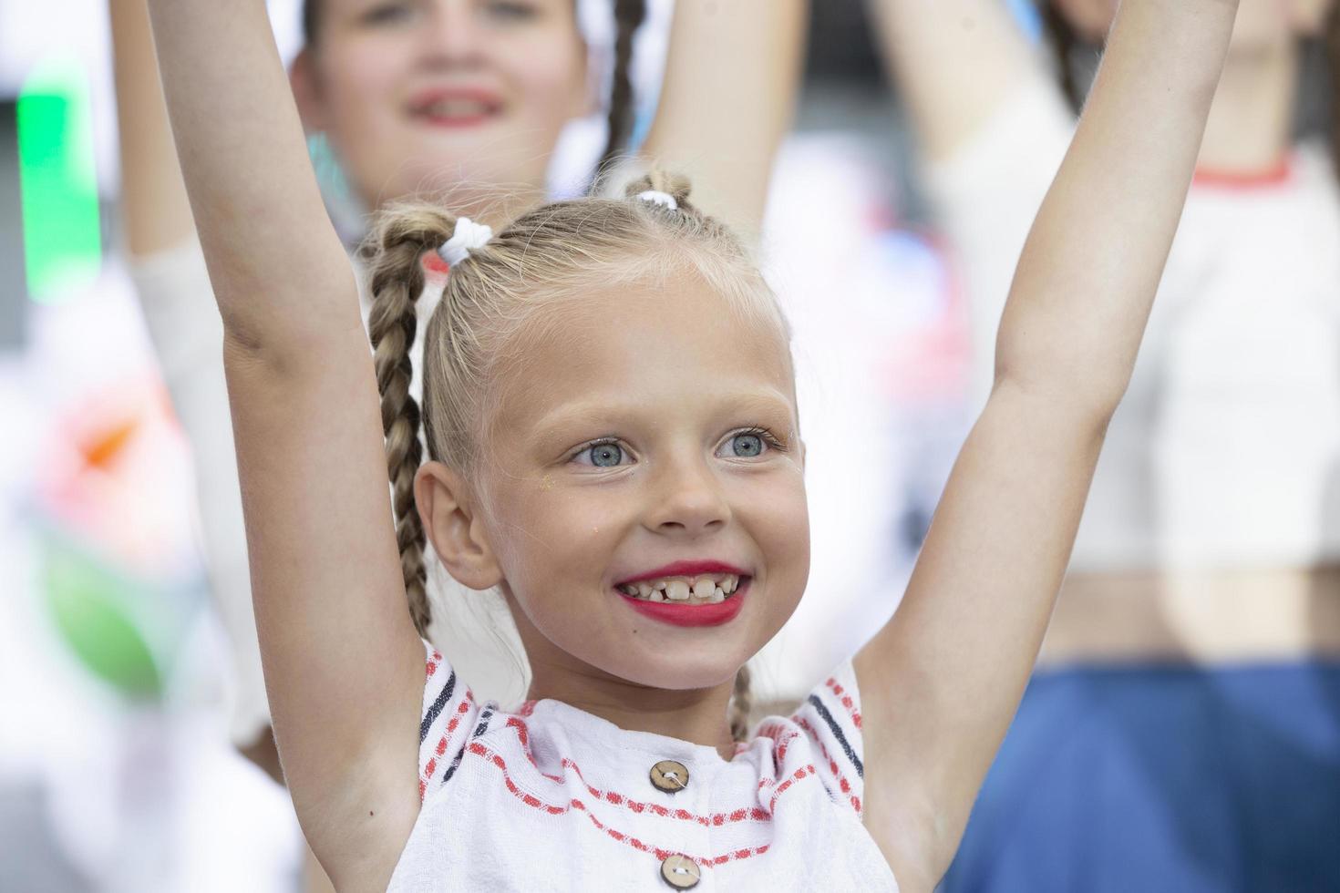 un pequeño niña bailes, realiza a el festival. foto