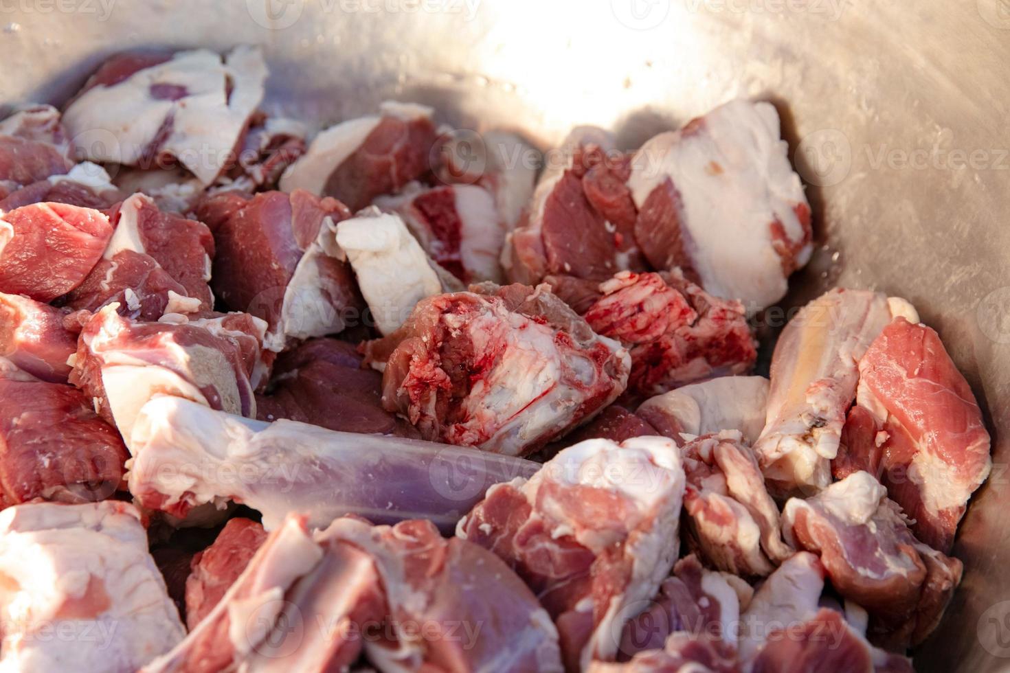 crudo carne en un metal plato foto